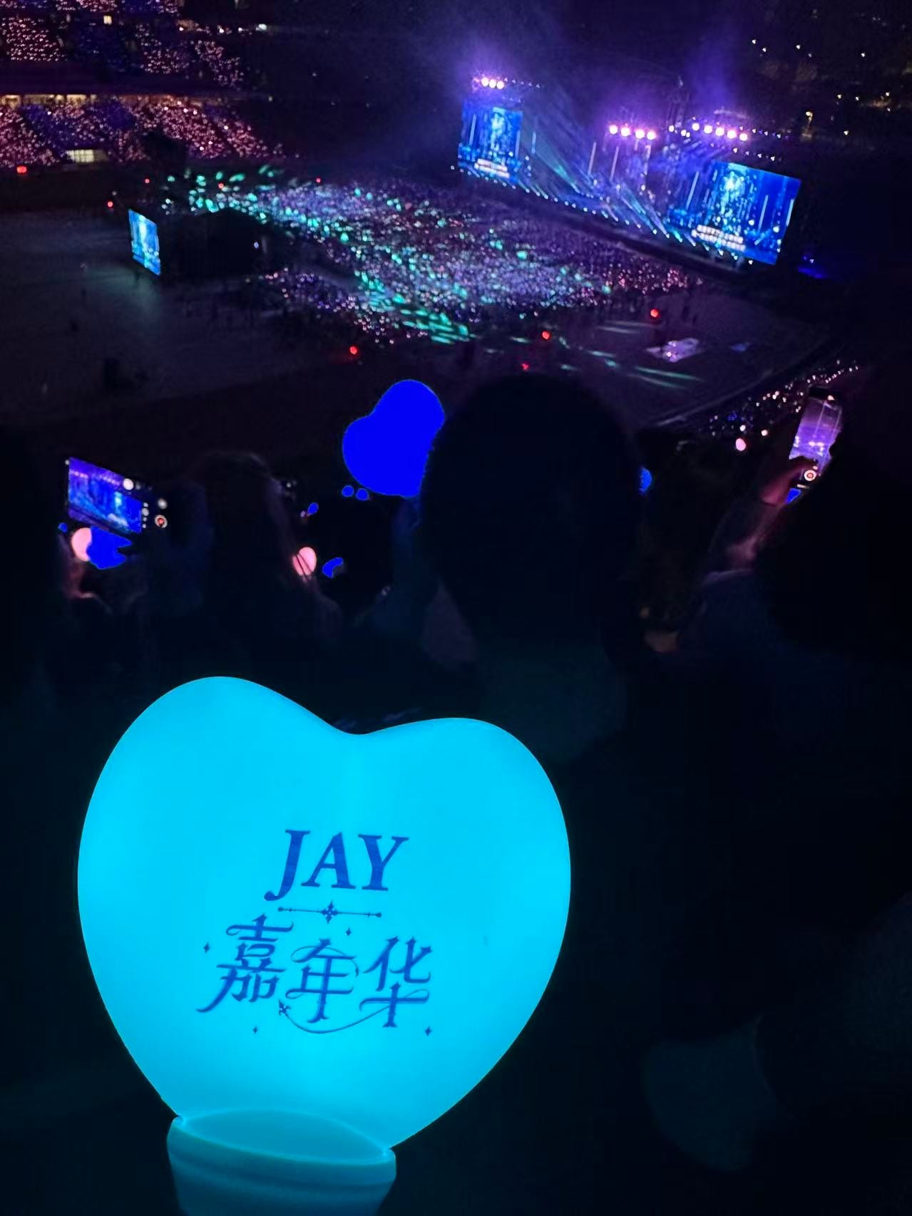 四万人。第二段主歌，没有一个人需要看提词。
