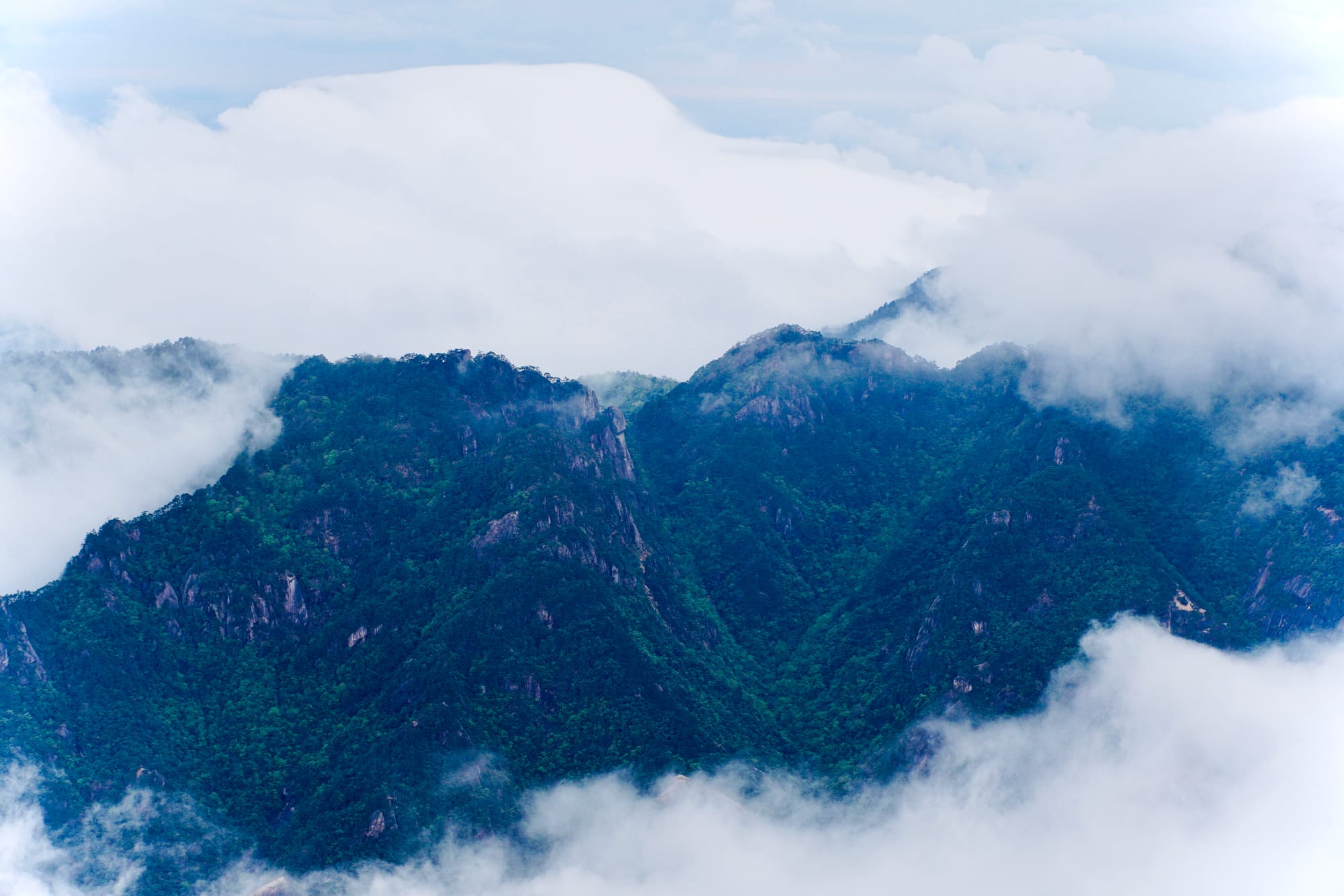 云线之上，山就不再只是风景了。