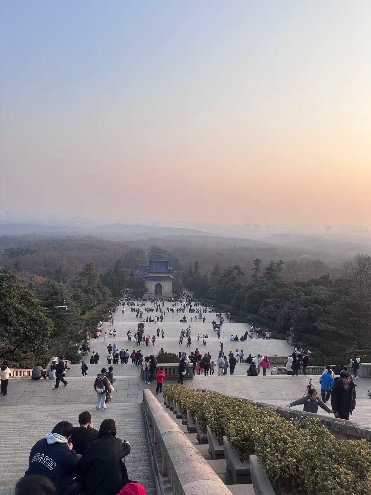 三百九十二级台阶，登顶的人都会在同一刻回过头。