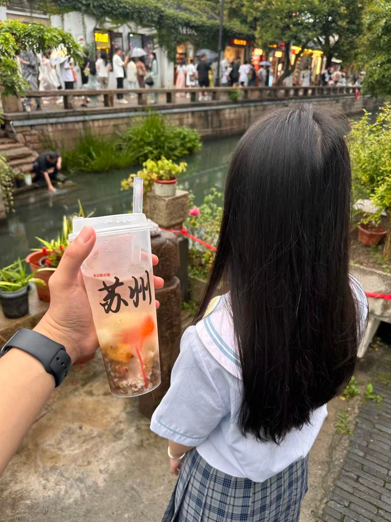 那杯东西她一路自己端着，不肯让我拿。